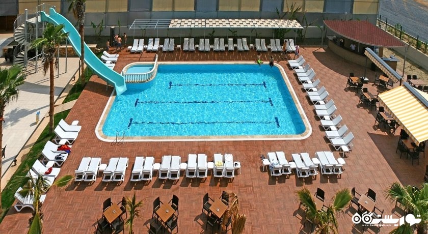 دورنمای کلی استخر روباز هتل